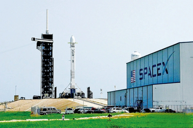 太空經濟商業化主題視覺:呈現SpaceX星艦發射、低軌衛星星座與太空太陽能電站的未來場景